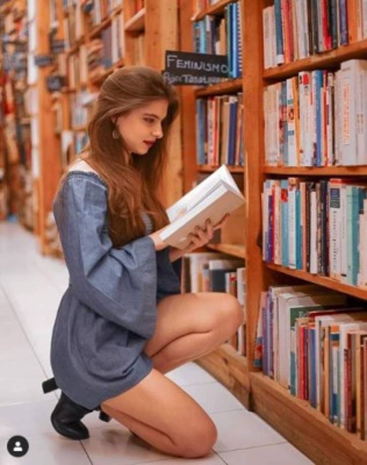 Tiene varias influencias musicales, desde el bolero hasta el heavy metal, lo que le permite tener una gama amplia de opciones para sus composiciones.