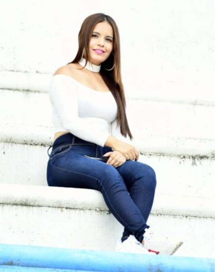 La presentadora hondureña Yulia Posas no se perdió el clásico Real España-Olimpia en el estadio Olímpico.