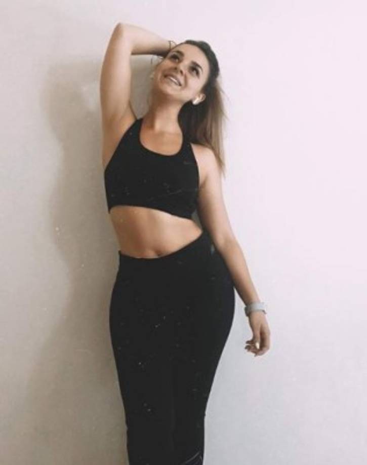 Vania está muy orgullosa de tener una hermana menor tan talentosa y lo demuestra en todo momento.