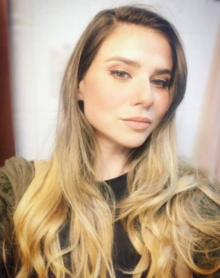 La actriz y conductora Analu Salazar acusó en Twitter al padre Fernando Martínez Suárez, miembro de la congregación Legionarios de Cristo, de haberla violentado sexualmente cuando ella tenía ocho años. El presunto abuso habría ocurrido en el instituto donde ella estudiaba.<br/><br/>