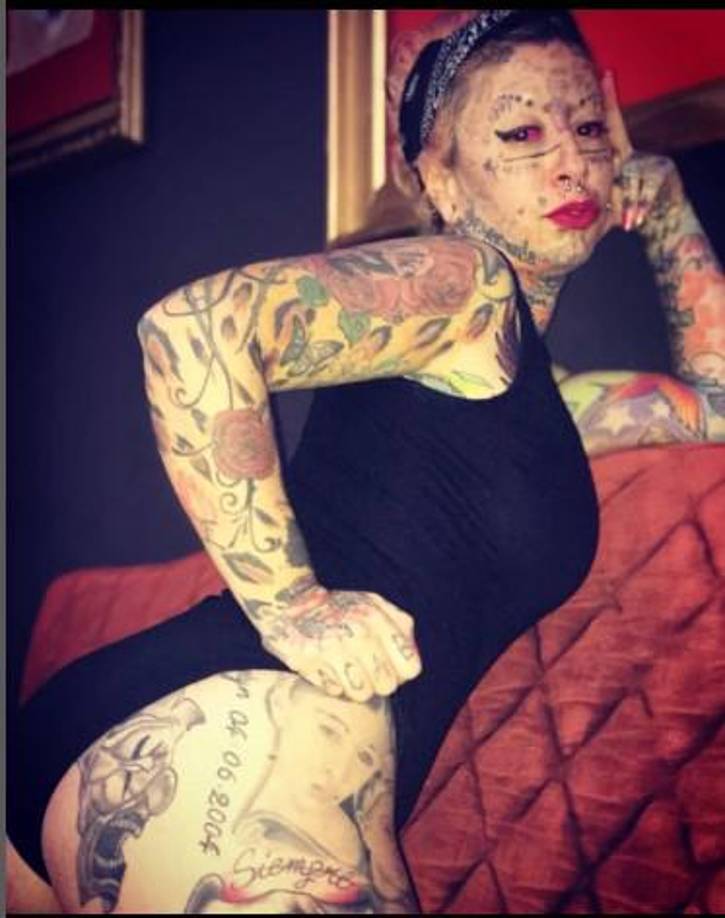 “Me estoy quitando los tatuajes de la cara porque me he cansado, no porque no me gusten o me vea fea; a mí me encantan los tatuajes de la cara, por eso me los hice”, relató.