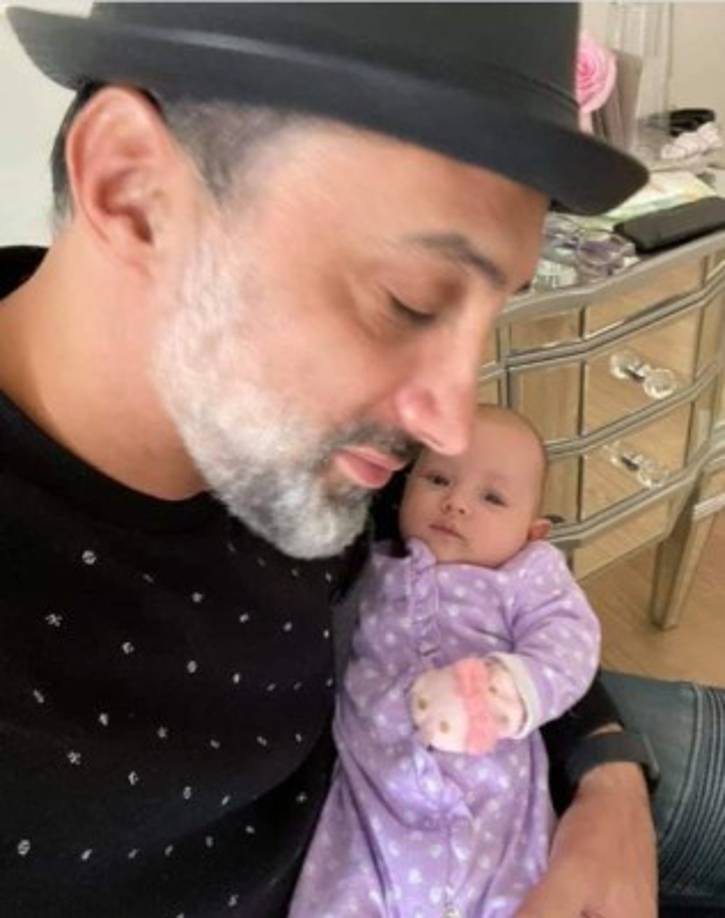 Hasta entonces Seely nunca había mostrado a sus hijos en la esfera virtual; y las poc junto a uno de sus retoños eran las que tenía con Bella, su hija con Marlene.