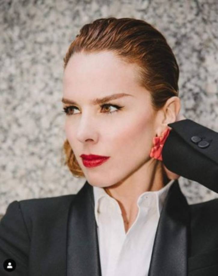 Además de ser una mujer muy exitosa domina varios idiomas, ella habla español, inglés, francés y portugués con fluidez.