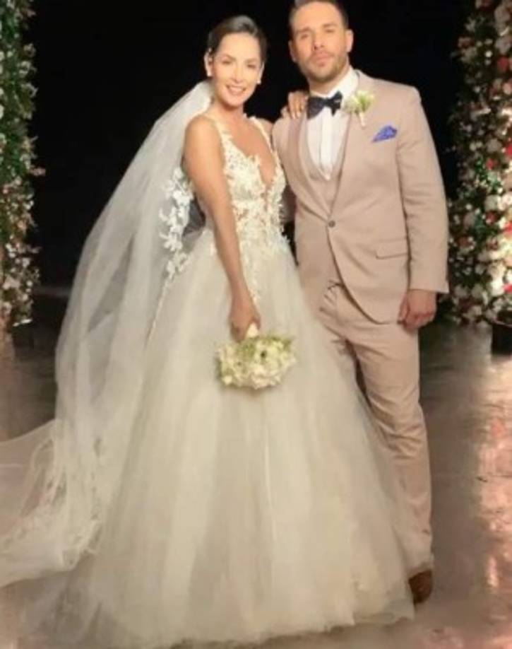 Luego de los dos días de festejo por la unión, celebrada en Colombia, Villalobos y Caicedo zarparon hacia su primer parada: Madrid, España, .