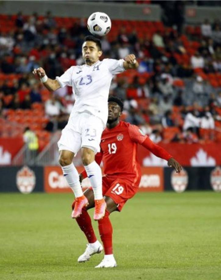 El pequeño Diego Rodríguez le gana el balón por arriba a Alphonso Davies.