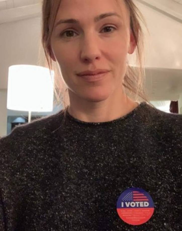 Jennifer Garner usó sus scticker 'I Voted' orgullosamente sobre sus corazón.<br/>