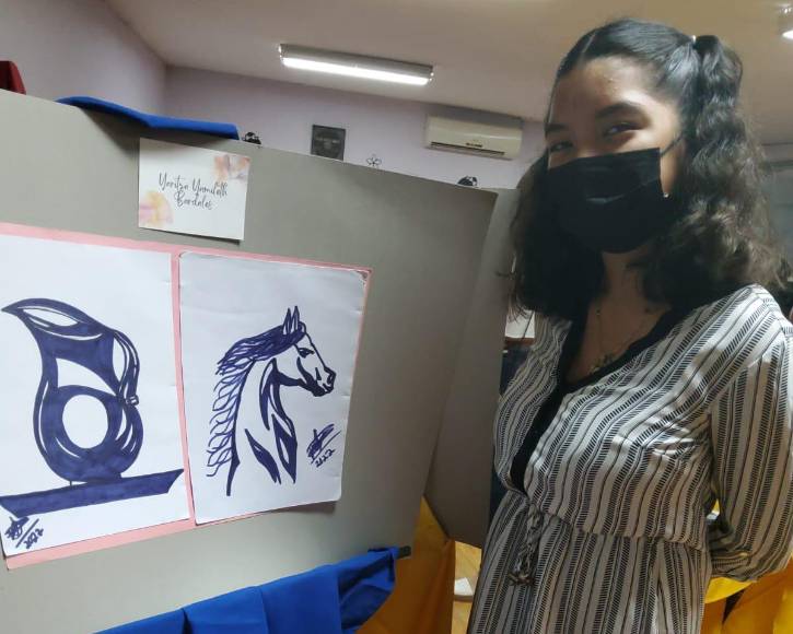 Yaritza Yamileth Bardales con sus dibujos