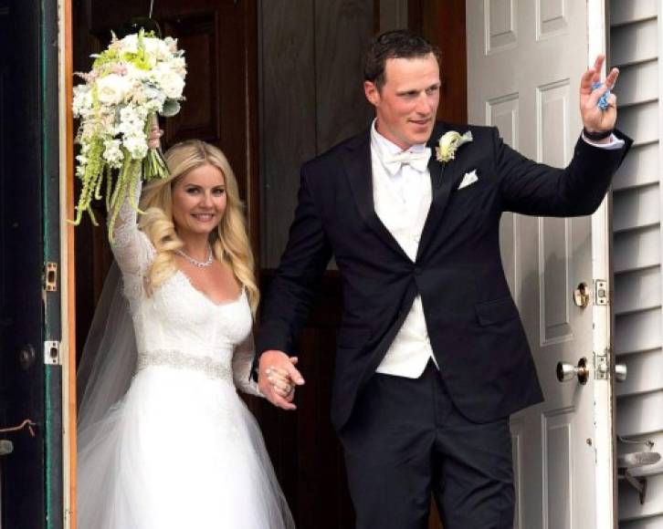 En 2013, Elisha Cuthbert se casó con el jugador de hockey, Dion Phaneuf, con quien tiene una niña.