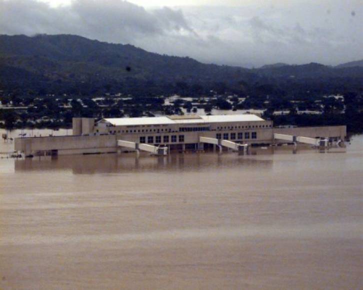 A partir del 26 de octubre de 1998, todo el territorio hondureño sufrió los embates del Mitch. En imagen, el aeropuerto de San Pedro Sula totalmente inundado.