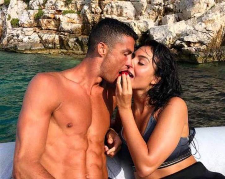 'Prefiero la lencería sexy. Es cómodo, sexy y romántico. Lo tiene todo y hará feliz a tu hombre también', reveló Georgina Rodríguez en el que dejó claro una de las maneras para tratar de ser feliz a Cr7.