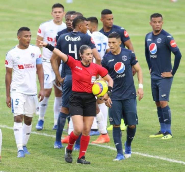 Melissa Pastrana ha sido cuestionado luego de su trabajo en el clásico Motagua vs Olimpia correspondiente a la final de ida del fútbol hondureño. La chica sancionó un penal inexistente a favor del club olimpista, anuló un gol al cuadro olimpista que generó polémica.