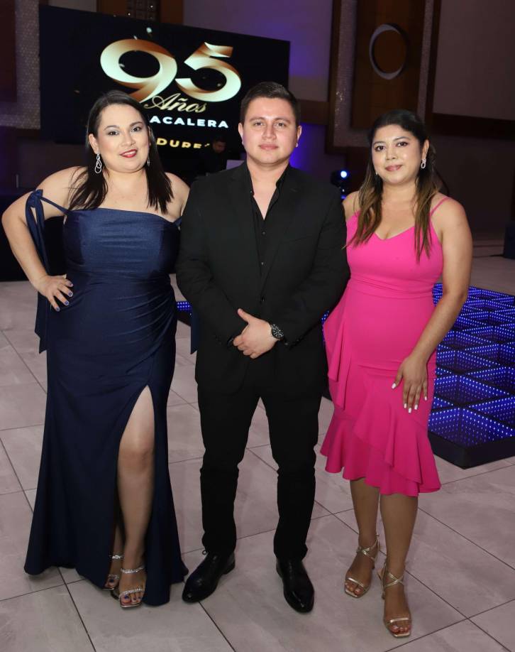Roselly Portillo, Abnuar Martínez y Brenda Orellana