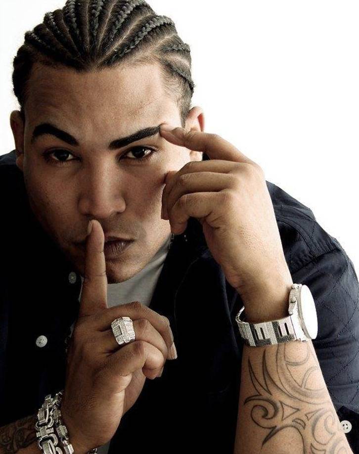 Don Omar dio a conocer las fechas de su esperada gira “Back To Reggaetón”, un viaje de 25 fechas con paradas en Nueva York, Los Ángeles, Chicago, Miami, Las Vegas, Houston, entre otras ciudades importantes. Según un comunicado de prensa, la gira celebrará dos décadas de éxitos globales que han marcado la carrera de la superestrella. Además, el puertorriqueño estará en San Pedro Sula el próximo 01 de marzo como invitado especial del Urban Fest, un evento prometedor que reunirá el talento del “rey del reggaetón”, junto a Ivy Queen y Ryan Castro.Fuente: Billboard