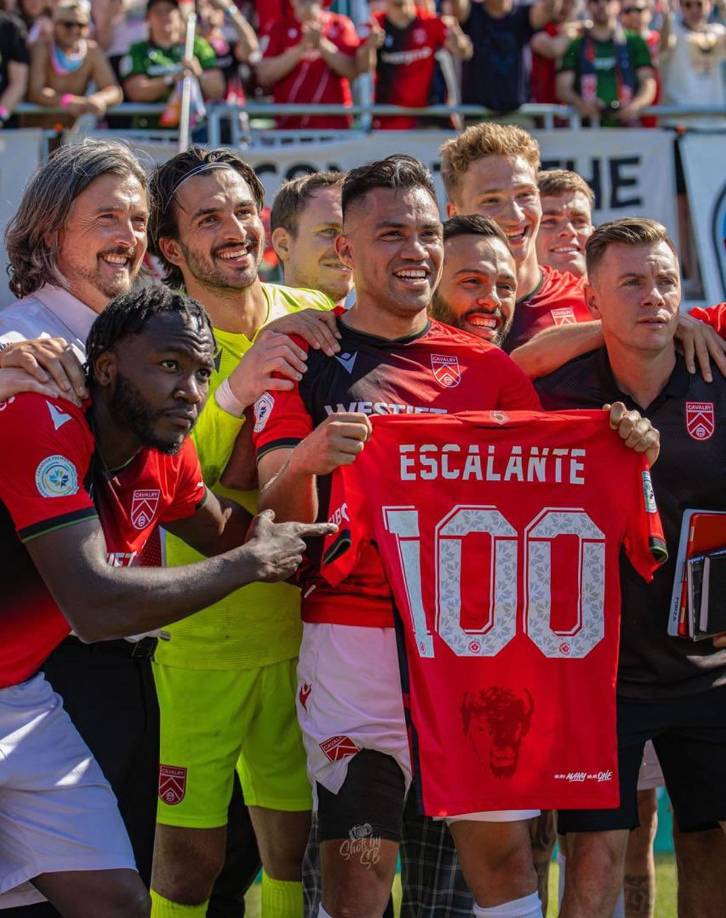 Con apenas 29 años de edad, Escalante ha tomado la decisión inesperada de dejar su carrera como futbolista, pero ahí mismo anunció que se venían nuevos proyectos para él y ahora se conocen cuáles son.