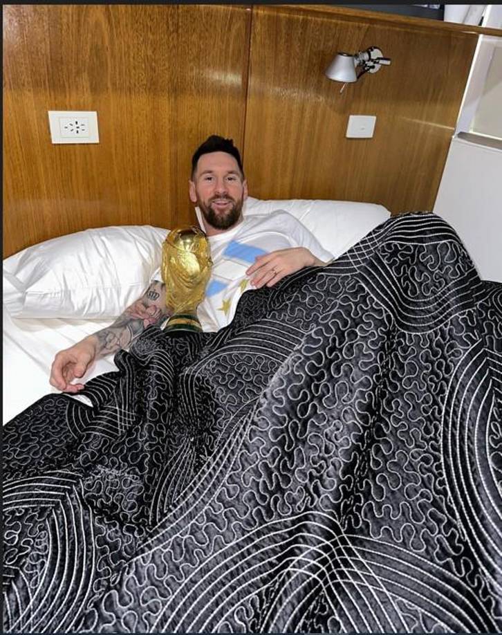 Messi se ve agotado, pero feliz con la Copa que Argentina comquistó en Qatar.