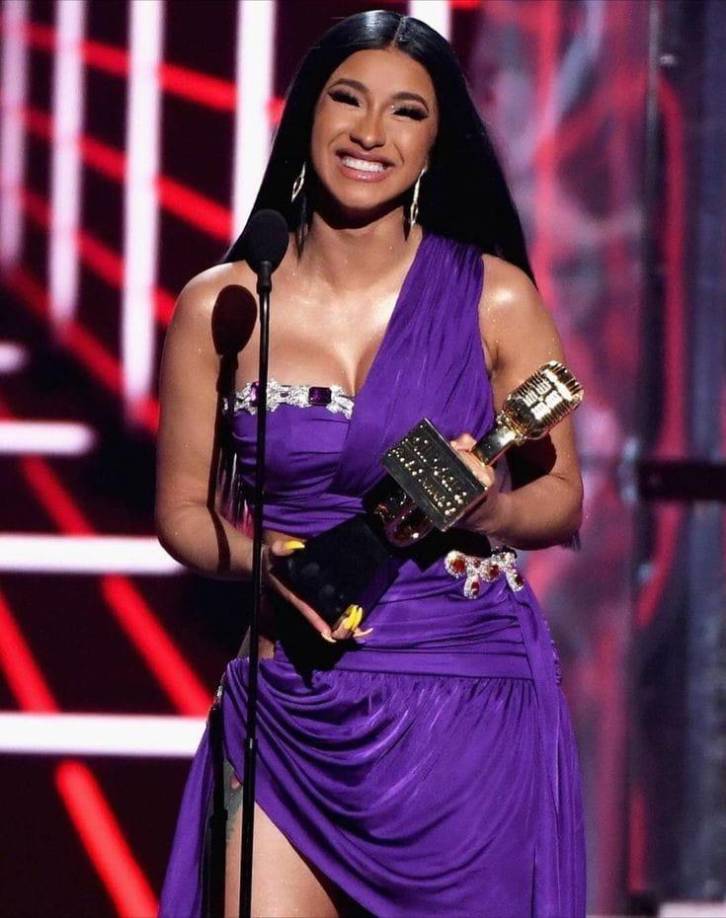 “Siempre me quedo helada, rara vez hablo. Muchas celebridades acuden a las personas con las que trabajo y les dicen que no creen que me hayan agradado”, la rapera agregó que su actitud con los demás no es de rechazo o poca simpatía, “simplemente me gusta quedarme muda, no sé qué decir”, mencionó la cantante.