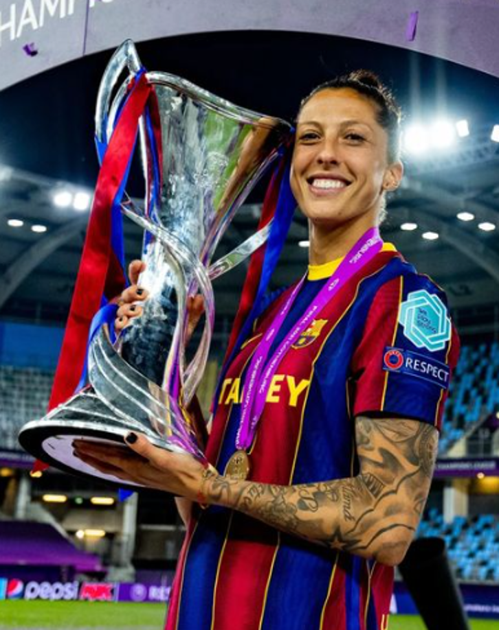 En 2021 recibió el Balón de Plata como segunda mejor jugadora y los medios de comunicación han valorado como una de las mejores del mundo, como lo hizo The Guardian.