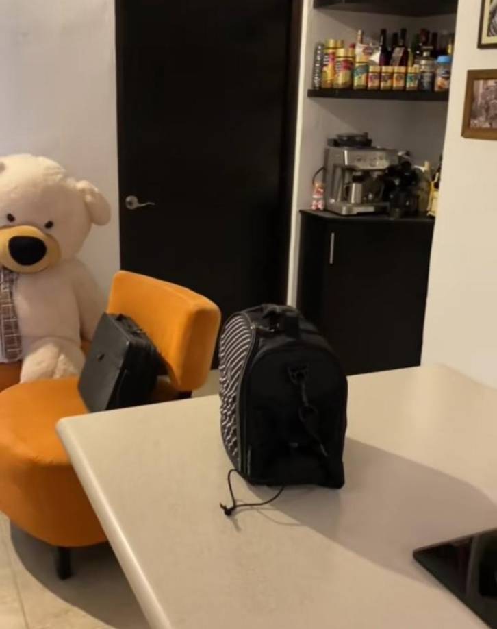 En el clip, se observa cómo Arturo coloca cuidadosamente un fajo de billetes dentro de la lonchera que Dalila prepara para él cada día. 