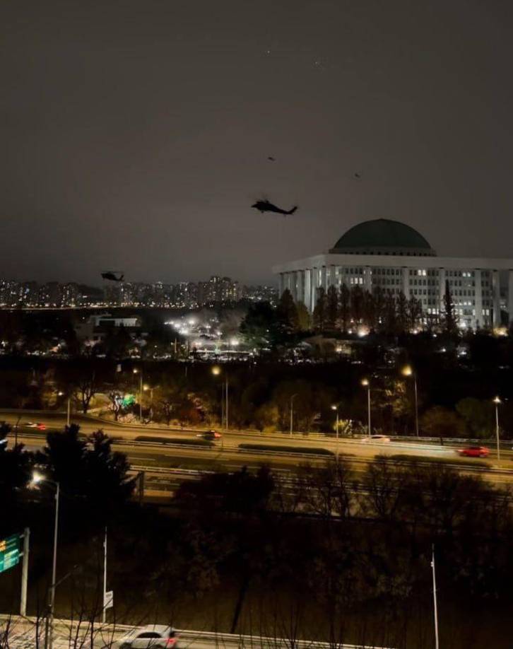 Helicópteros sobrevuelan el edificio de la Asamblea Nacional.