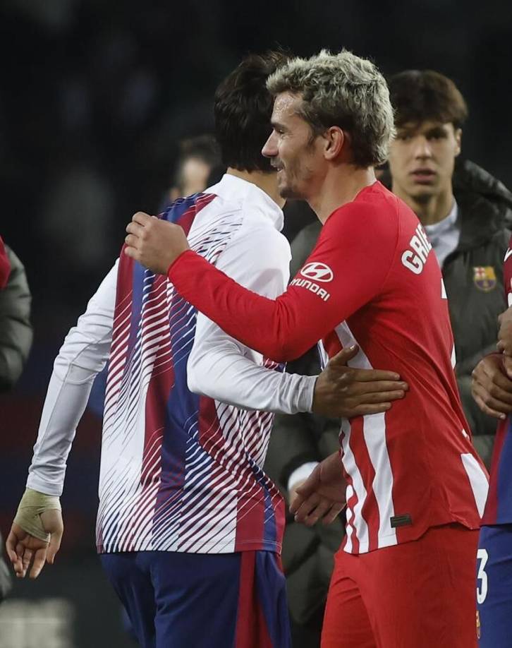Así fue el saludo entre Antoine Griezmann y Joao Félix antes del inicio del partido.