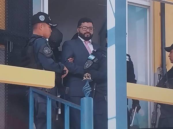 <b>Custodiado por fuerzas especiales de la Policía Nacional fue llevado el juez Marco Antonio Vallecillo al Tribunal de Materia de Criminalidad Organizada. Fotos: Estalin Irías.</b>