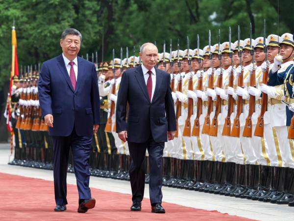 El presidente ruso Vladimir Putin y el presidente chino Xi Jinping pasan revista a la guardia de honor durante una ceremonia de bienvenida en el Gran Salón del Pueblo en Pekín, China, ayer.