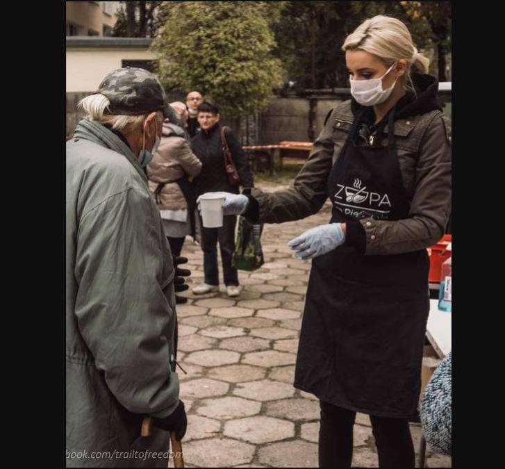 Todos los domingos, Karolina Bielawska ofrece alimento, ropa, mascarillas, asesoramiento jurídico y apoyo médico profesional a casi 300 personas necesitadas en Lodz (Ciudad del centro de Polonia).