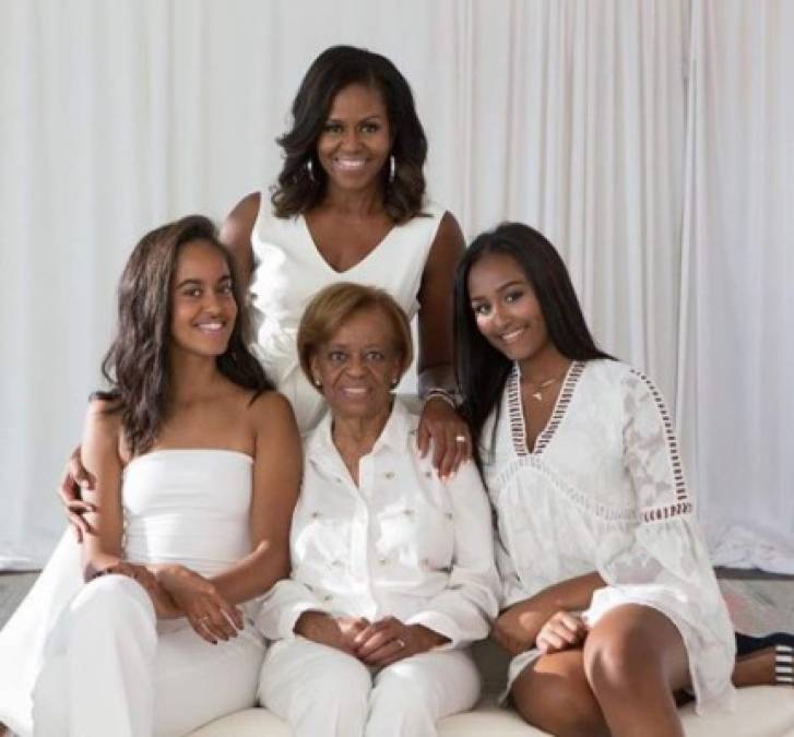 Son padres de Malia Obama (21) y Sasha Obama (18).