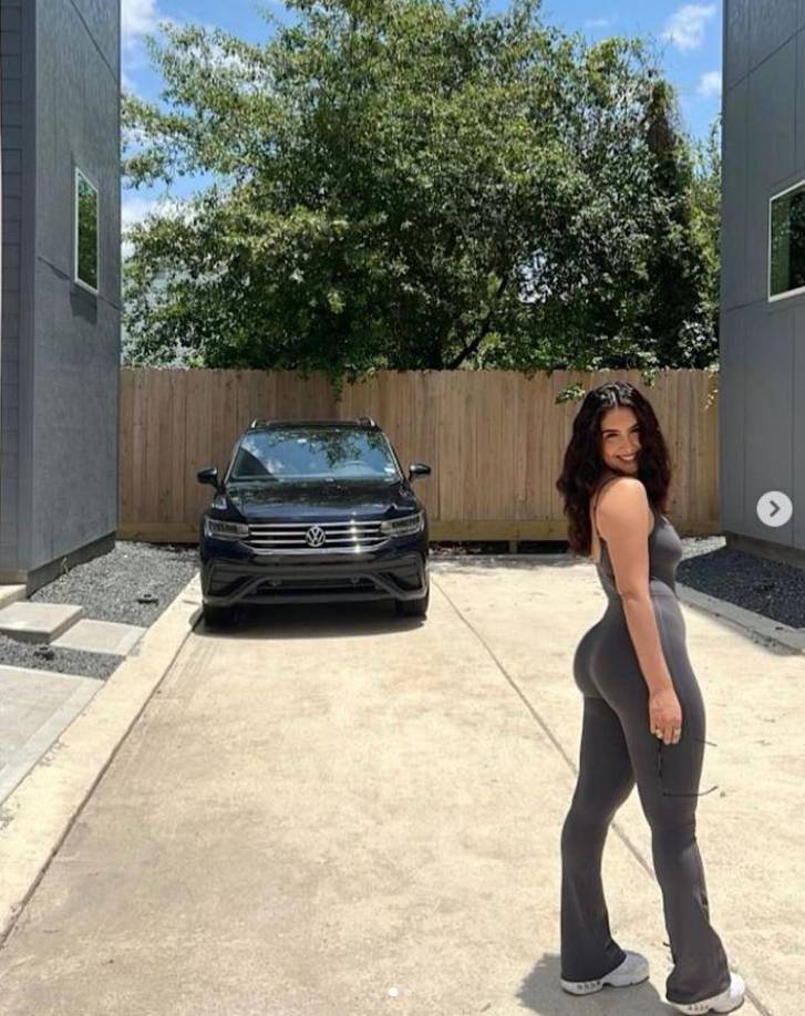 Después de terminar su formación escolar y antes de tener una carrera en el fútbol profesional, Deyaris Pérez fue modelo.