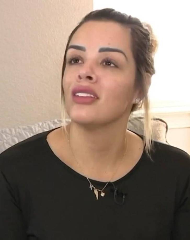 El cuarto testigo dijo que vio a Weaver sentado junto a la piscina en el área exterior de concreto que separaba el río lento y el parque infantil con un tobogán. 