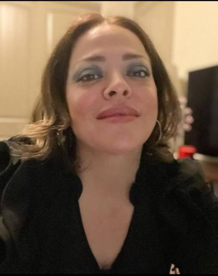 “Un día, yo me fui de gira, le dije ‘ya vuelvo no te preocupes’, cuando yo regrese voy llegando a mi casa, y como ella vivió atrás de nosotros yo llegue para saludarla y había muchos policías y una ambulancia, yo no quería entrar pero entre; ella se había volteado en su silla de ruedas, ya no quería vivir.”