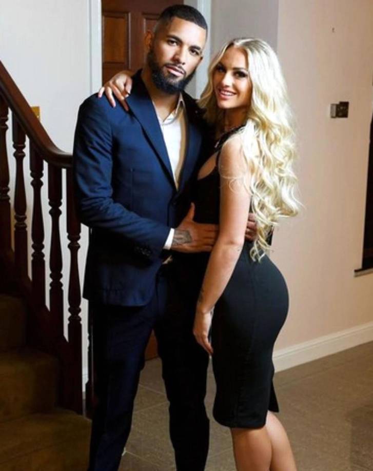 La delantera suiza empezó una relación con el centrocampista brasileño Douglas Luiz, noticia que fue gran sorpresa después de que Alisha rompiera relación con otra jugadora.