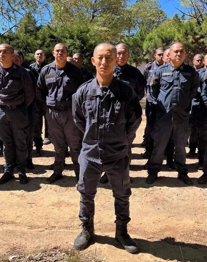 Fujiyama también fue acuerpado por sus nuevos compañeros de Fuerzas Especiales. 