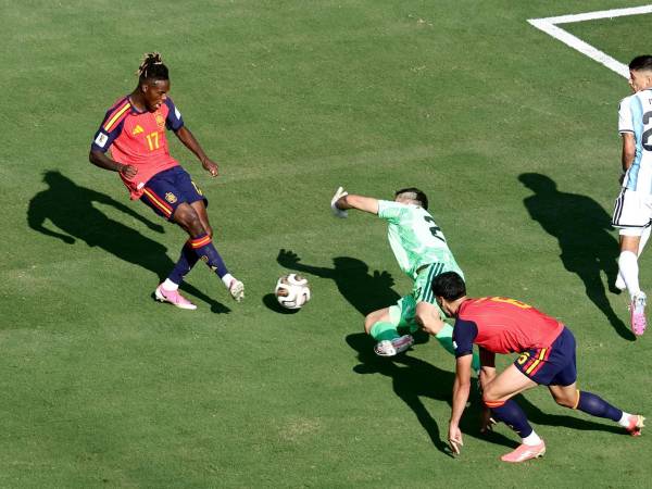 El disparo de Nico Williams que terminó con el gol anulado ante Argentina.