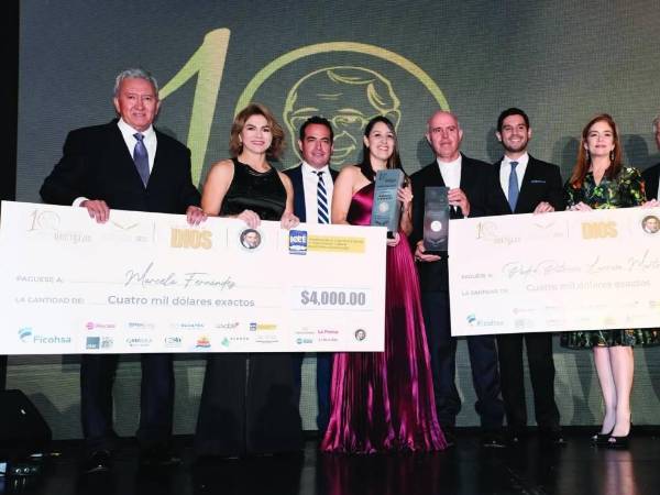 Fotografía de los ganadores de la décima edición, celebrada en noviembre de 2023 en el Club Hondureño Árabe.