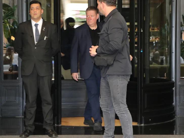 Geoff Payne llegando a Buenos Aires, Argentina, para repatriar el cuerpo de su hijo.