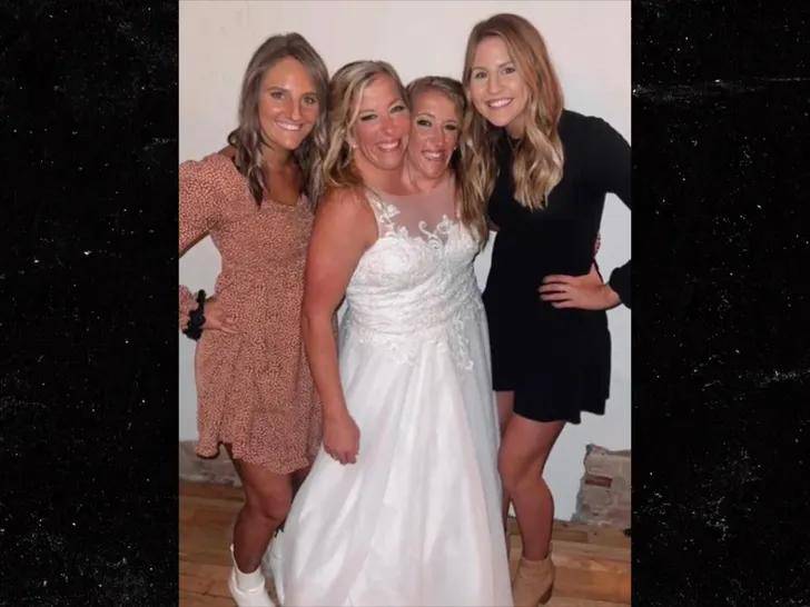 El matrimonio, celebrado discretamente en 2021, es un hito no solo para la pareja, sino también para Brittany, quien comparte de manera inseparable cada momento de alegría y ahora, esta unión. 