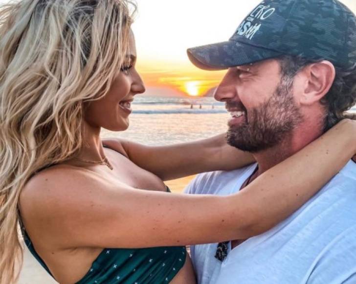 Poco antes la actriz rusa compartió en Instagram una romántica foto con el actor, con el atardecer de fondo.