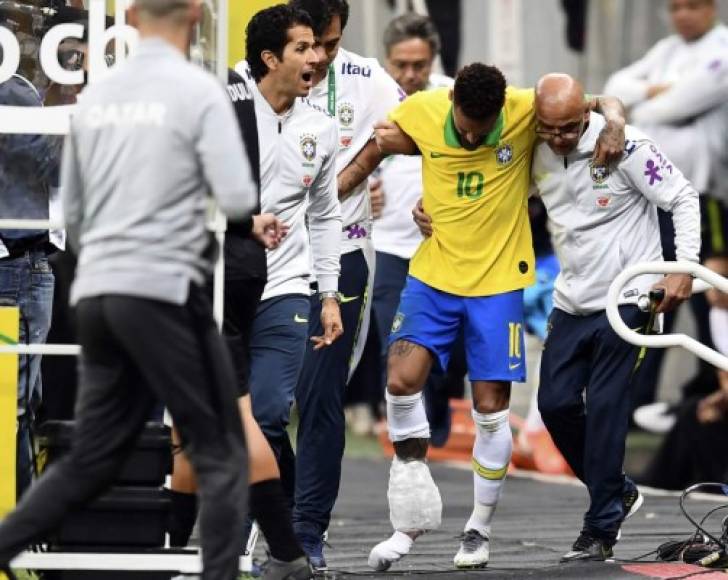 Los médicos de la selección brasileña le colocaron hielo inmediatamente en el tobillo derecho a Neymar y se lo llevaron al vestuario. Foto AFP