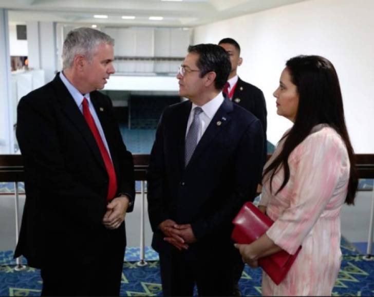Para el evento, que se celebrará esta tarde en la capital panameña, la primera dama hondureña optó por un elegante diseño rosa pálido que combinó con accesorios fucsia.