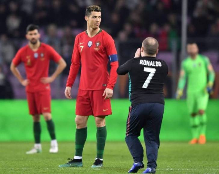 Cristiano Ronaldo quedó viendo a uno de los aficionados que ingresó al partido para saludarlo.