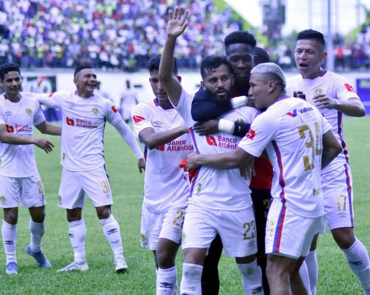 Los jugadores del Olimpia celebrando el gol de Jorge Álvarez, tras una asistencia de Jorge Benguché.