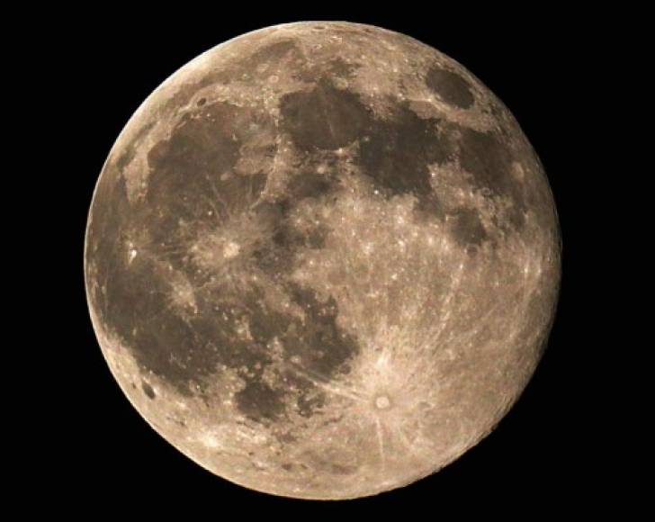Imponente foto de la segunda luna llena de julio tomada en Kuwait. Foto: AFP