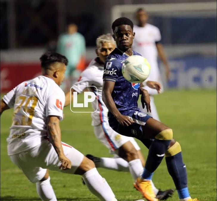 Jonathan Núñez disputando el balón con Germán Mejía.