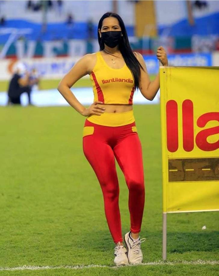 Una de las bellas chicas que adornó el partido en el estadio Olímpico entre Marathón y Vida.