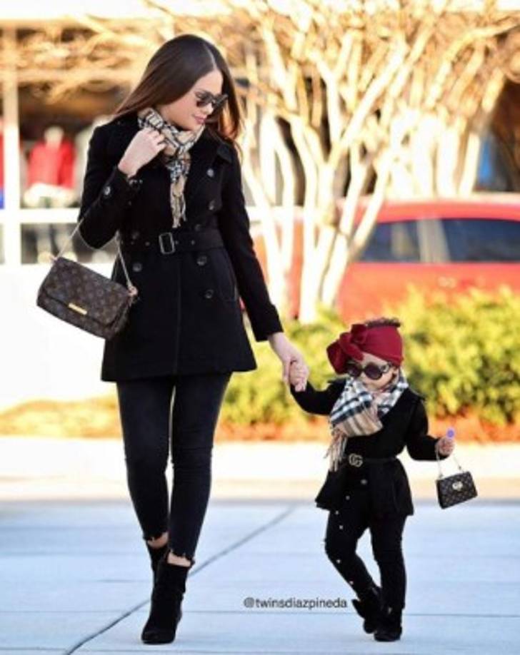 En esta foto, Ariella modelanto con la ex Miss Honduras, Sirey Morán.