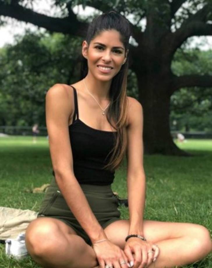 Nobiraida Infante<br/>28 años<br/>Puerto Rico<br/><br/>La joven que ahora reside en Nueva York tuvo una infancia difícil: Su padre era traficante de drogas y su madre solo aparecía cuando necesitaba dinero. Cuando su padre fue encarcelado ella y sus hermanos fueron enviados a distintas casas con familias que los cuidaban, hasta que fue adoptada a los 18 años por su actual familia.<br/><br/>