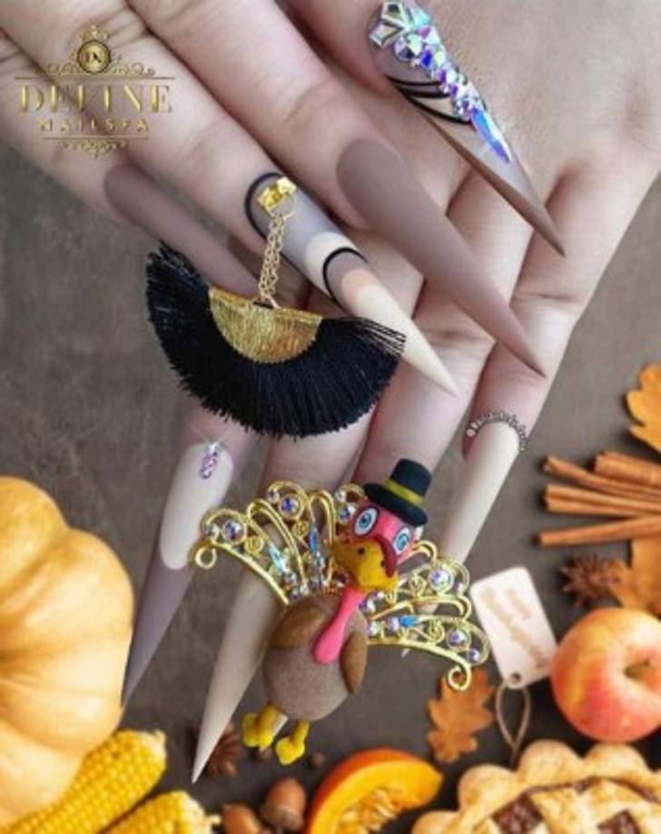 Tuvo la idea de hacer uñas extravagantes, brillantes a comienzos del año 2000, tras observar la moda japonesa. 'Al comienzo no le interesaba a nadie', recuerda.<br/><br/>Hoy maneja dos salones, tiene 20 empleadas y una clientela regular. 'Son adictivas', asegura. 'Ya no necesitas llevar joyas'.