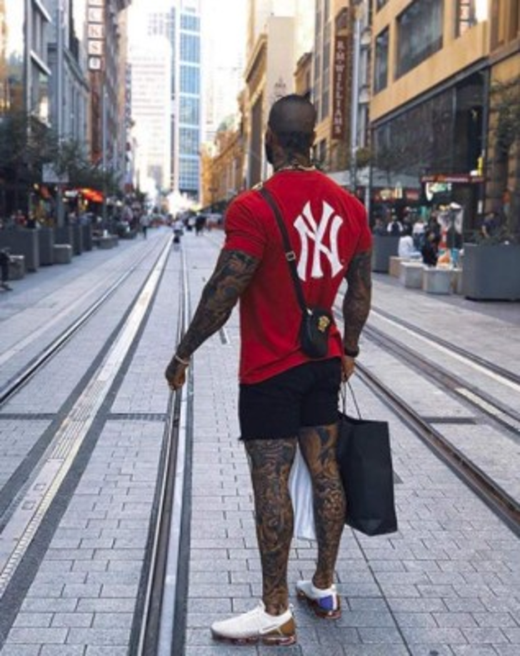 Yaki Boy también ha despertado críticas por su lujoso estilo de vida, el que afirma mantiene gracias a sus patrocinios en redes sociales y eventos como fisicoculturista.