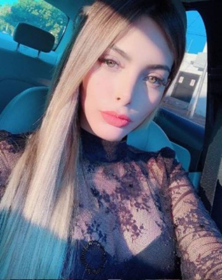 En su cuenta de Instagram comparte imágenes en las que posa con lujosas camionetas y ropa de marca.